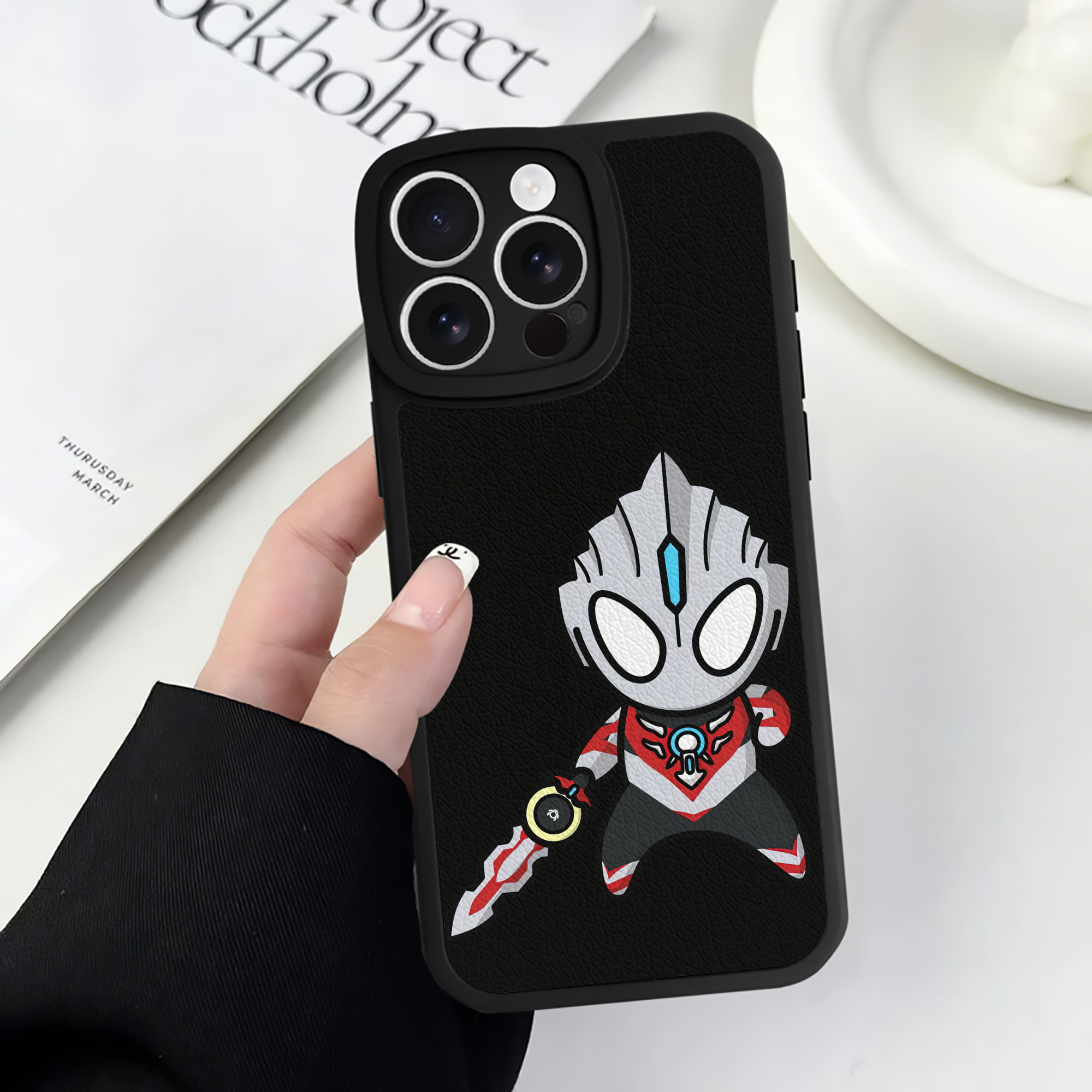 （画像用） ウルトラマン Ultraman 【iPhone 16シリーズ対応】シリコンスマホケース（レザー調） 材質：シリコン